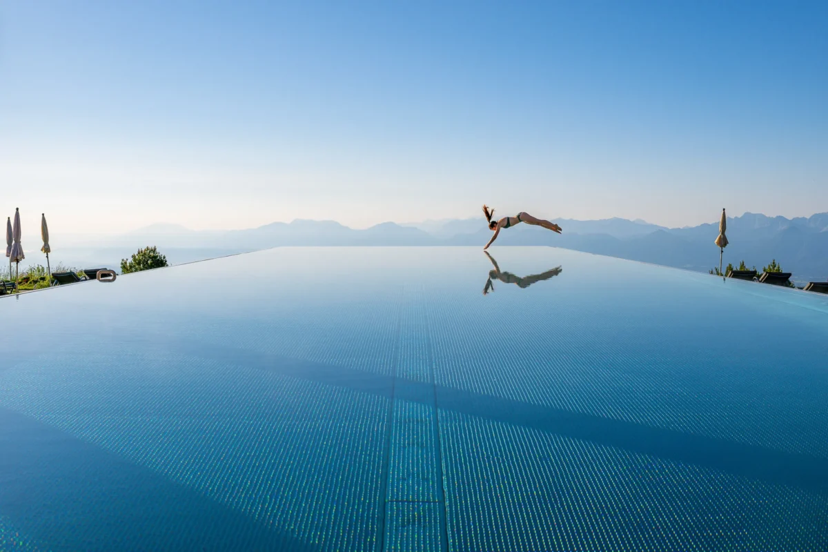 Frau springt in den Infinitypool am Feuerberg Mountain Resort