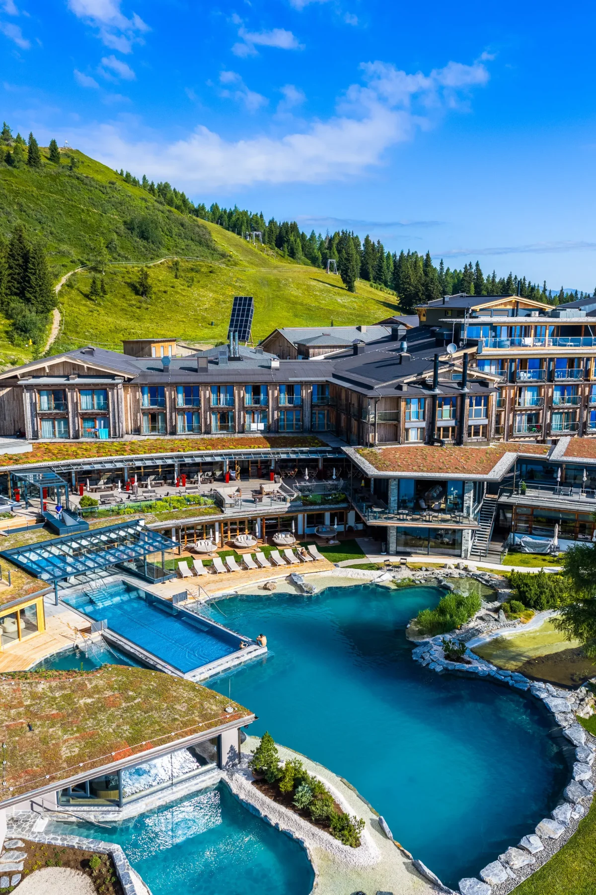 Neuer Almsee im Feuerberg Mountain Resort bei der Eröffnung