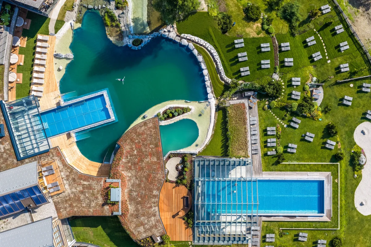 Luftaufnahme vom Feuerberg Mountain Resort im Sommer
