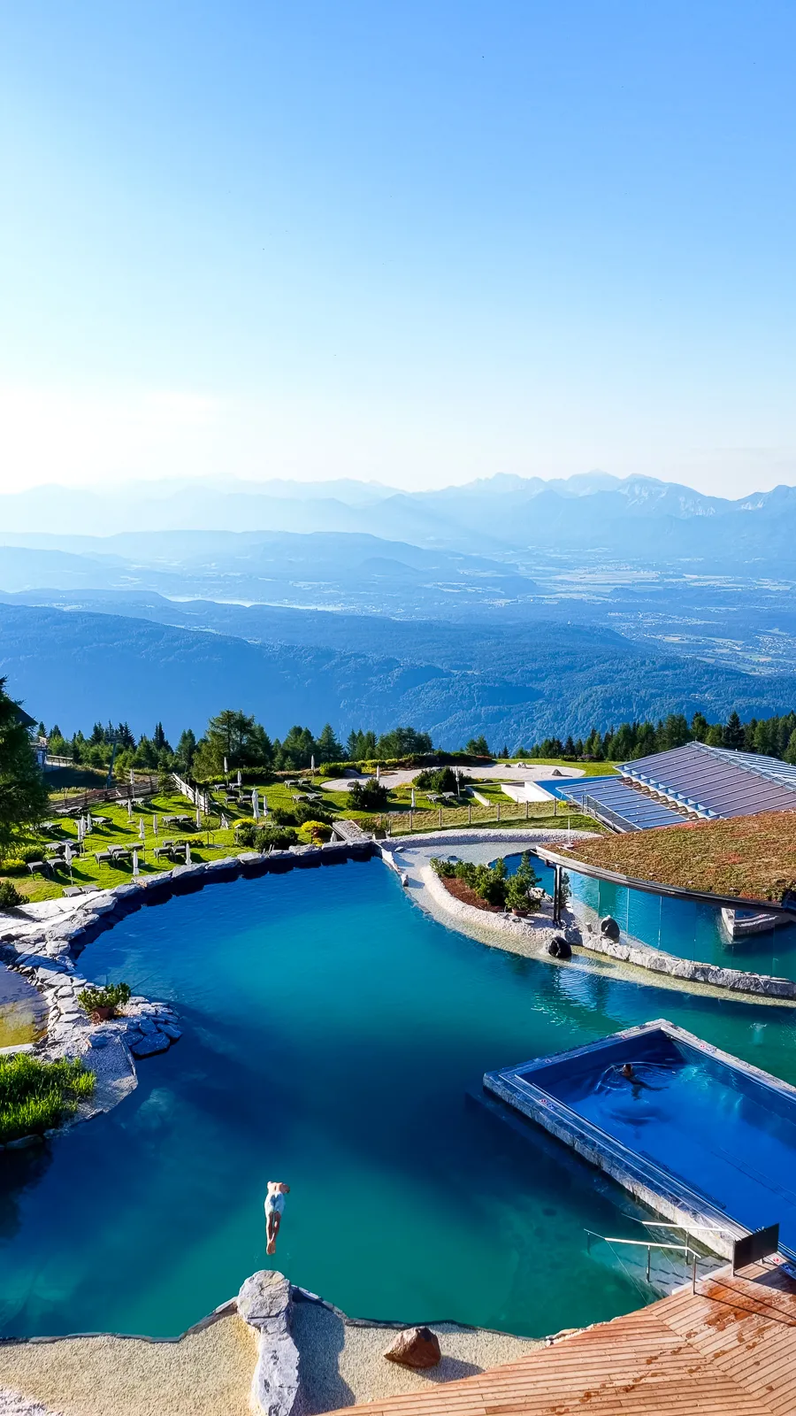 Kurzvideo Feuerberg Mountain Resort, Family Infinity Pool am Almsee in Kärnten