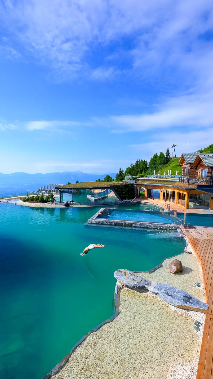 Video Feuerberg Mountain Resort Kärnten, neuer Almsee mit Family Infinity Pool